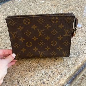 Authentic Great Louis Vuitton hand/ purse/ clutch